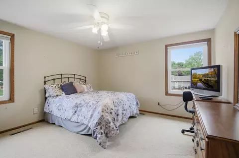 Bedroom - 2000 9th St SW, Austin, MN 55912 photo 8 of 11
