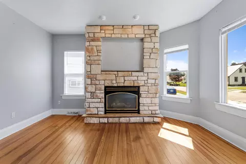 Living - 304 E Jefferson St, Caledonia, MN 55921 photo 2 of 4