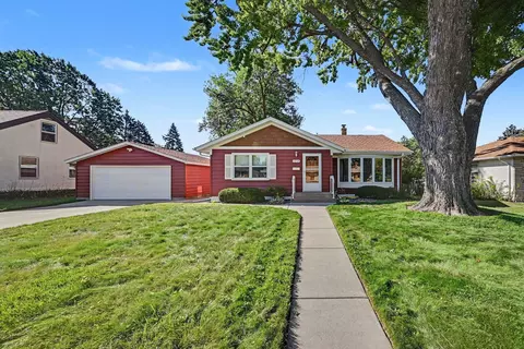 1258 Ryan Ave W, Roseville, MN 55113