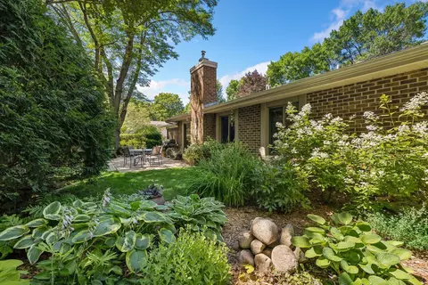 1900 Lanewood Ln N, Plymouth, MN 55447