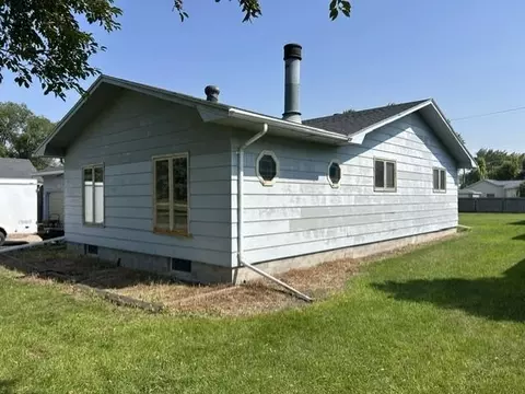 608 Pacific Ave, Thompson, ND 58278 photo 2