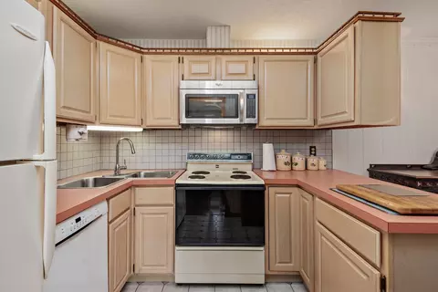 Kitchen - 5440 Three Points Blvd #536, Mound, MN 55364 photo 2 of 2
