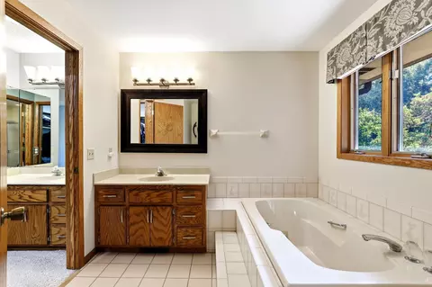 Bath - 4690 Parkridge Dr, Eagan, MN 55123 photo 2 of 2