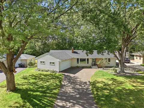 2209 Midlothian Rd, Roseville, MN 55113