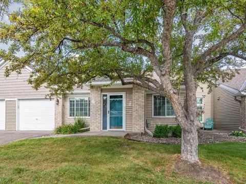 569 Mission Hills Dr, Chanhassen, MN 55317