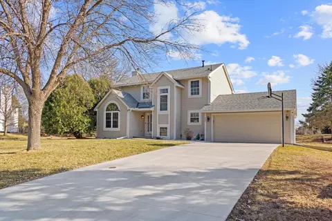 952 Moonlight Dr, Woodbury, MN 55125