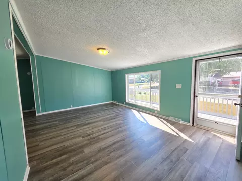 Living - 320 6th Ave NE, Plainview, MN 55964 photo 5 of 9