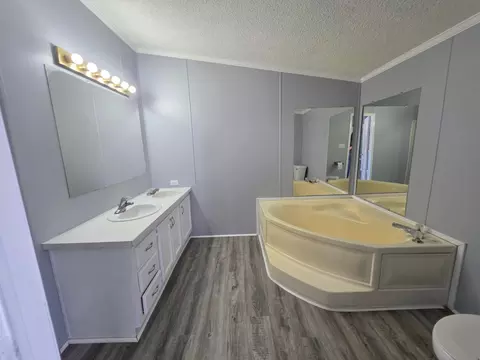 Bath - 320 6th Ave NE, Plainview, MN 55964 photo 1 of 6