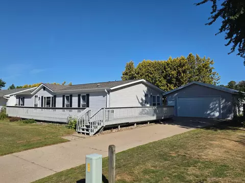 Exterior - 320 6th Ave NE, Plainview, MN 55964 photo 2 of 10