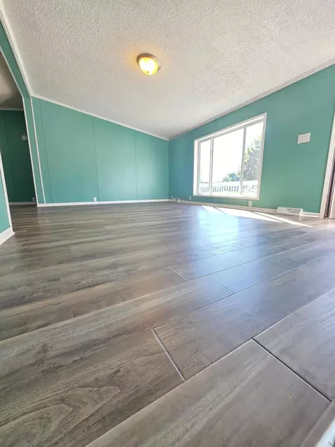 Living - 320 6th Ave NE, Plainview, MN 55964 photo 9 of 9