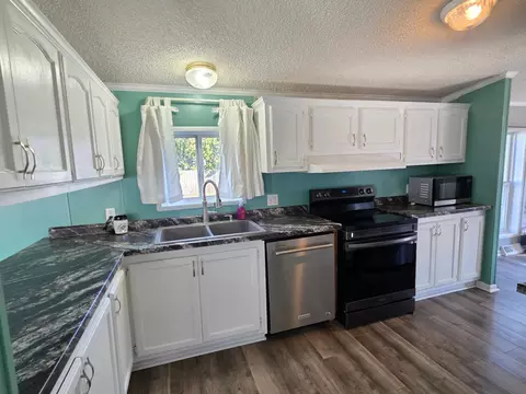 Kitchen - 320 6th Ave NE, Plainview, MN 55964 photo 2 of 4