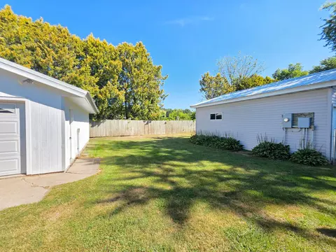 Exterior - 320 6th Ave NE, Plainview, MN 55964 photo 9 of 10
