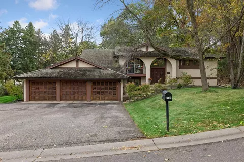 6401 Timber Rdg, Edina, MN 55439