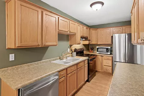 Kitchen - 1718 Woodgate Ln, Eagan, MN 55122 photo 2 of 5