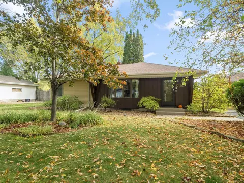 2726 Dellwood St, Roseville, MN 55113
