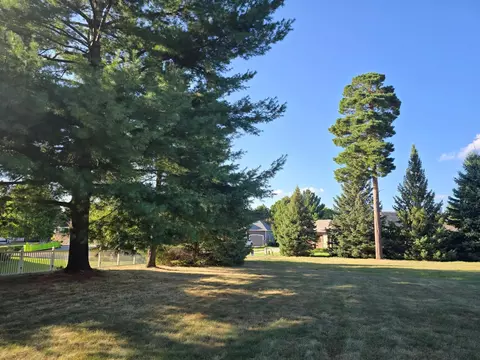 560 Fisher Cir, Vadnais Heights, MN 55127