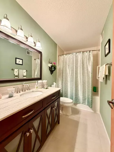 Bath - 2520 Sunny Meadow Ln, Red Wing, MN 55066 photo 3 of 5