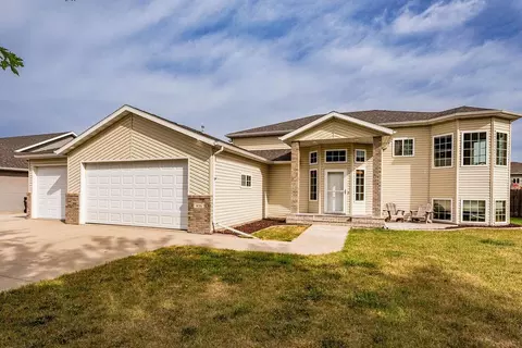 938 Parkway Dr, West Fargo, ND 58078