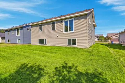 Exterior - 1121 Yellowstone Ave, Saint Cloud, MN 56303 photo 4 of 6