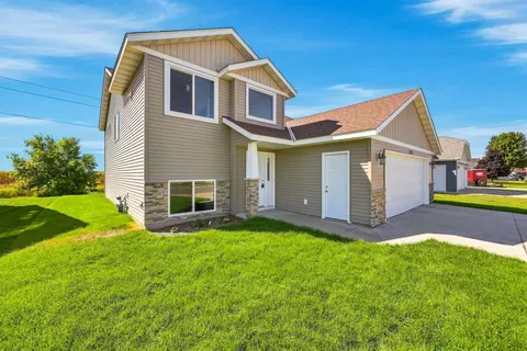 Exterior - 1121 Yellowstone Ave, Saint Cloud, MN 56303 photo 2 of 6