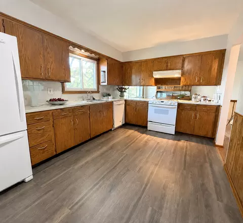 Kitchen - 1798 E Bluestone Dr, Eagan, MN 55122 photo 3 of 6