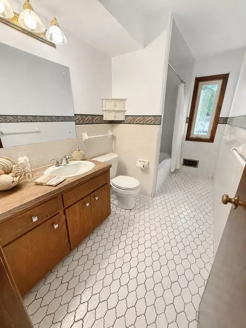 Bath - 1798 E Bluestone Dr, Eagan, MN 55122 photo 1 of 5