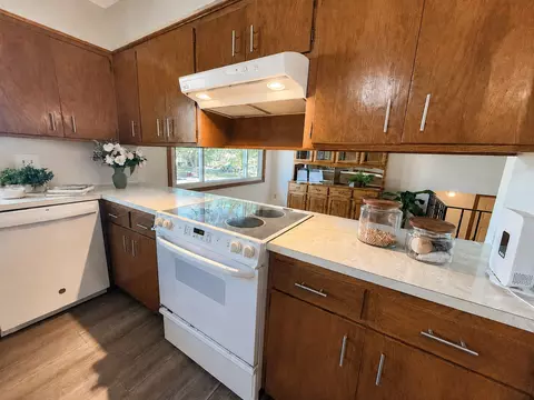 Kitchen - 1798 E Bluestone Dr, Eagan, MN 55122 photo 5 of 6