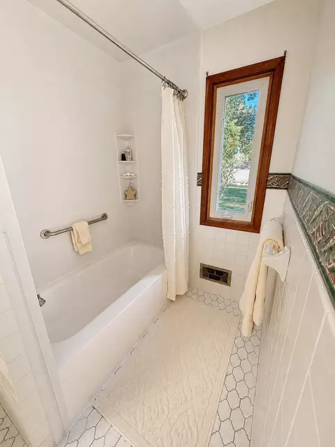 Bath - 1798 E Bluestone Dr, Eagan, MN 55122 photo 2 of 5