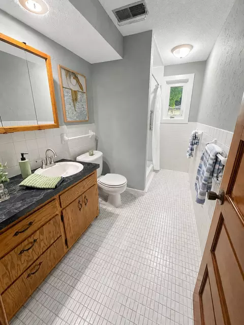 Bath - 1798 E Bluestone Dr, Eagan, MN 55122 photo 3 of 5