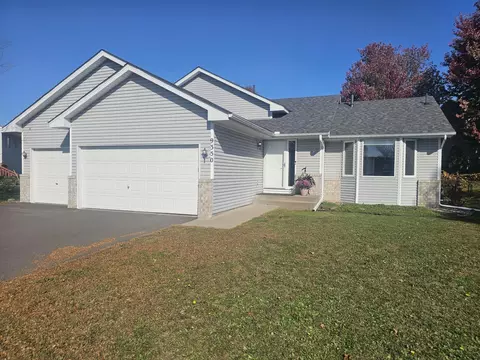 9350 Parkside Dr, Woodbury, MN 55125
