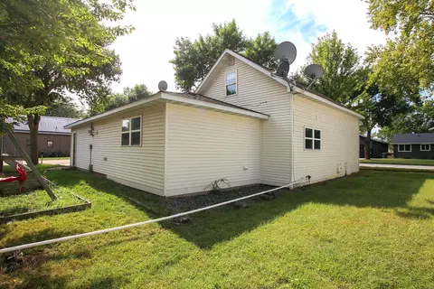 Exterior - 240 Merrian St, Glencoe, MN 55336 photo 2 of 4