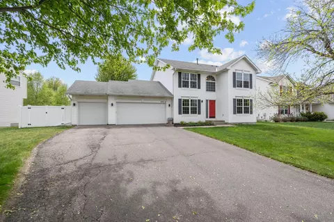 8018 Greenbriar Ln, Woodbury, MN 55125