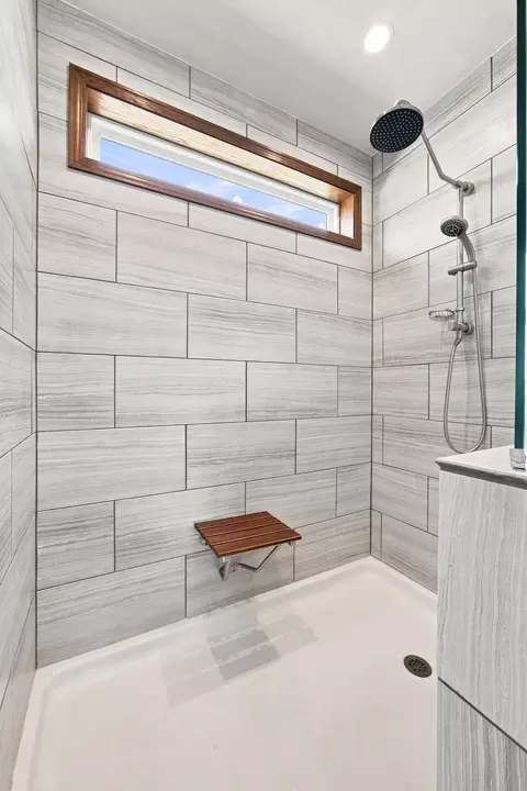 Bath - 303 Morrow Dr, Enderlin, ND 58027 photo 2 of 3