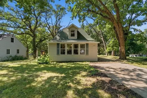 225 Cedar St NE, New London, MN 56273