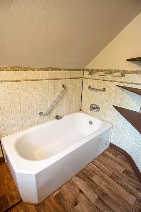 Bath - 621 1st St E, Thief River Falls, MN 56701 photo 4 of 5