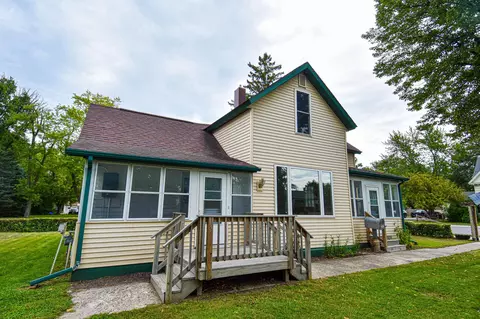 621 1st St E, Thief River Falls, MN 56701