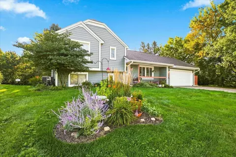 558 Hyde Ave N, Mahtomedi, MN 55115