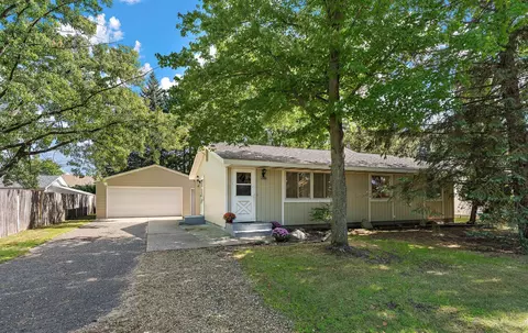 2986 Woodbridge St, Roseville, MN 55113