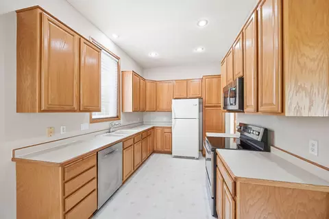 Kitchen - 3771 Burgundy Dr, Eagan, MN 55122 photo 4 of 5
