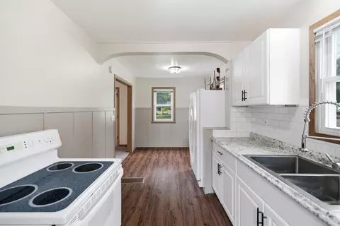 Entry Way - 412 S Central Ave, Mapleton, MN 56065 photo 2 of 3