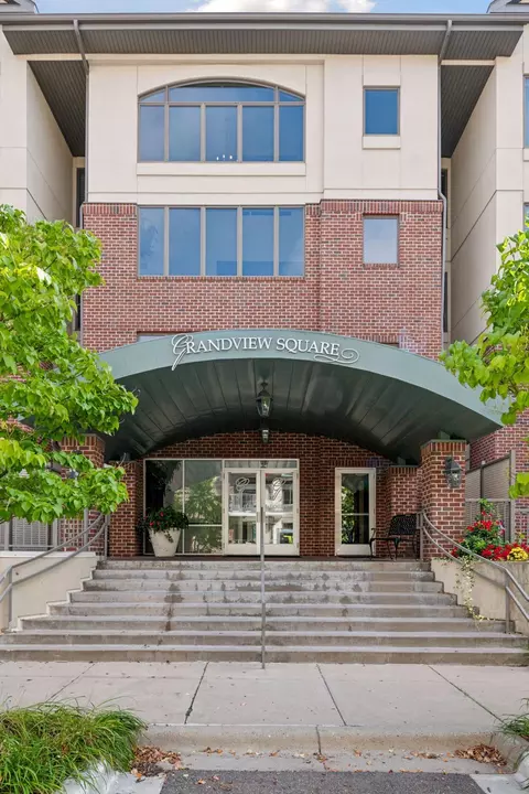 5225 Grandview Sq #308, Edina, MN 55436