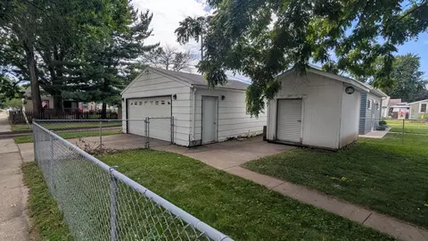 Exterior - 901 8th Ave SW, Austin, MN 55912 photo 4 of 6
