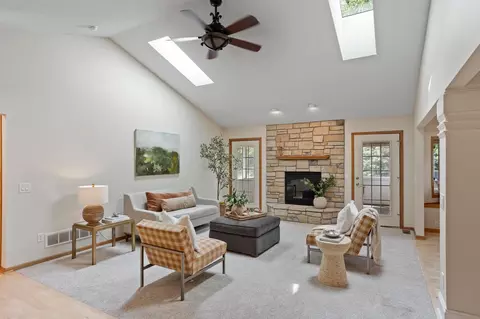 2452 Eagle Valley Dr, Woodbury, MN 55129