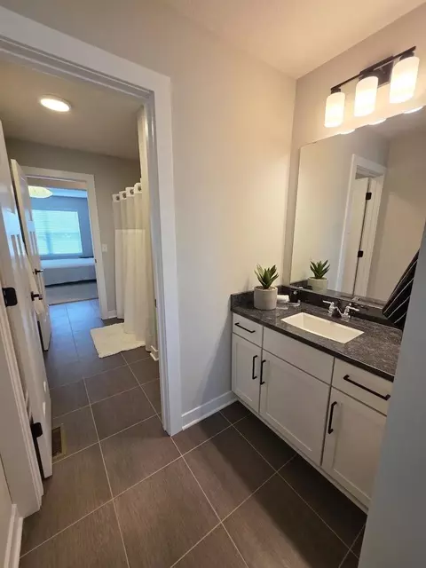 Bath - 1305 Interlachen Dr, Eagan, MN 55123 photo 3 of 7