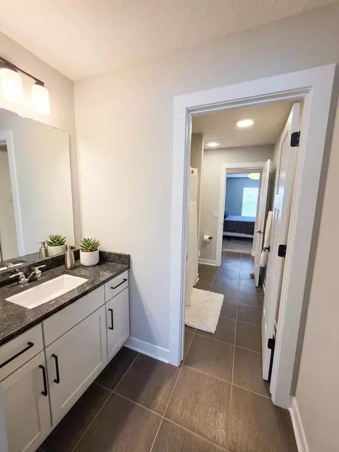 Bath - 1305 Interlachen Dr, Eagan, MN 55123 photo 5 of 7