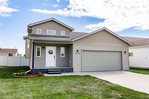 1219 Diversion Dr W, West Fargo, ND 58078