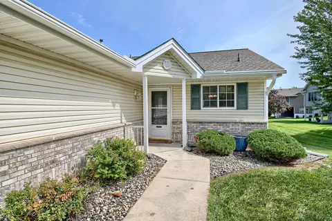 828 Woodland Dr, Mahtomedi, MN 55115