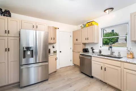Kitchen - 4125 W 6th St, Duluth, MN 55807 photo 1 of 2