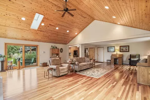 Living - 616 8th St SW, Faribault, MN 55021 photo 2 of 9