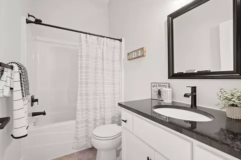 Bath - 636 Parkside Ct, Eagan, MN 55123 photo 2 of 3